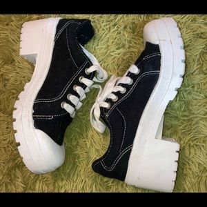 TRUE 90’S CHUNKY SNEAKER. NEVER WORN, TRUE 9